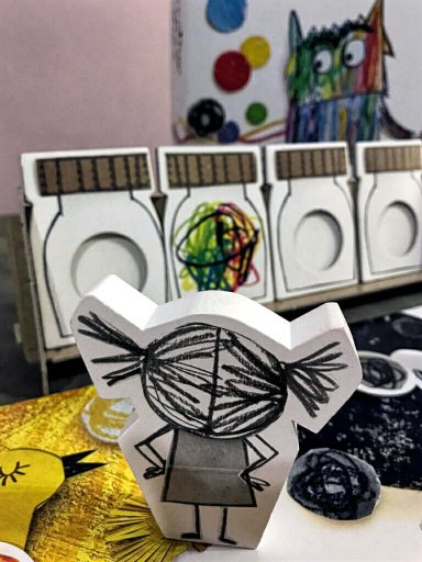 Os recipientes multicoloridos no jogo infantil o Monstro das Cores