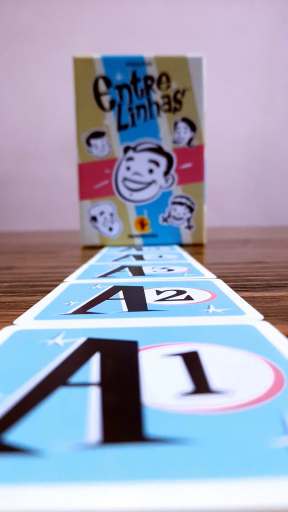 Jogo de tabuleiro Entre Linhas