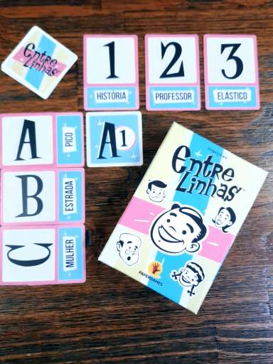 Jogo de tabuleiro Entre Linhas