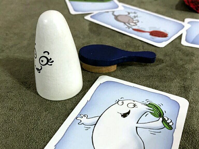 Fantasma e escova no jogo infantil Fantasma Blitz