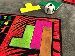 Quebra-cabeça montado no jogo de tabuleiro Ubongo